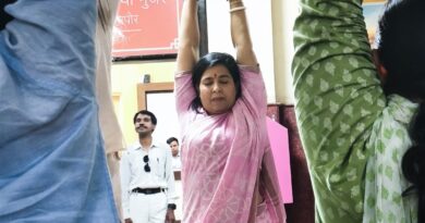 नगर निगम ग्रेटर मुख्यालय पर अधिकारियों, कर्मचारियों ने किया योगाभ्यास